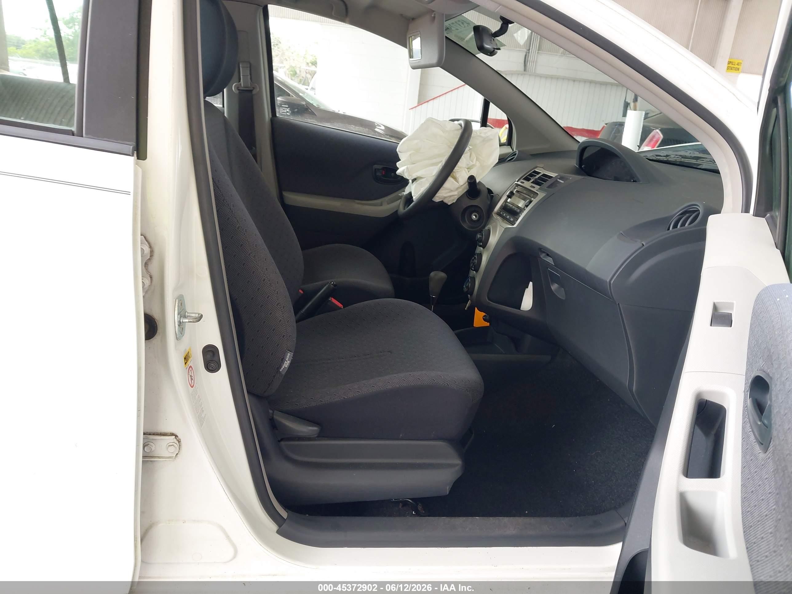 2009 Toyota Yaris   White vin: JTDKT903495228873