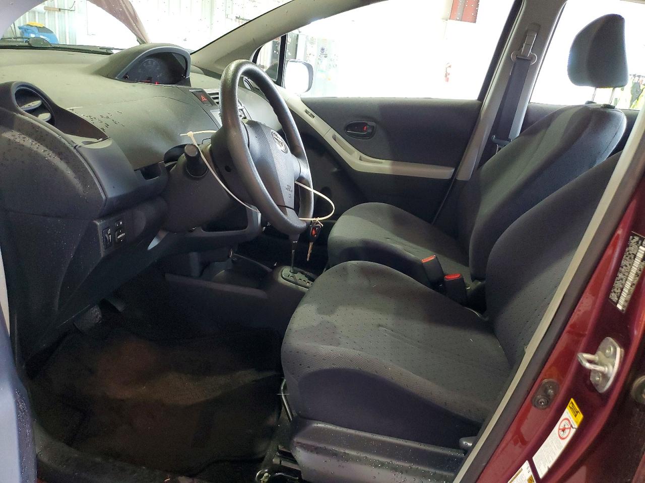2009 Toyota Yaris Base Burgundy vin: JTDKT903595252034