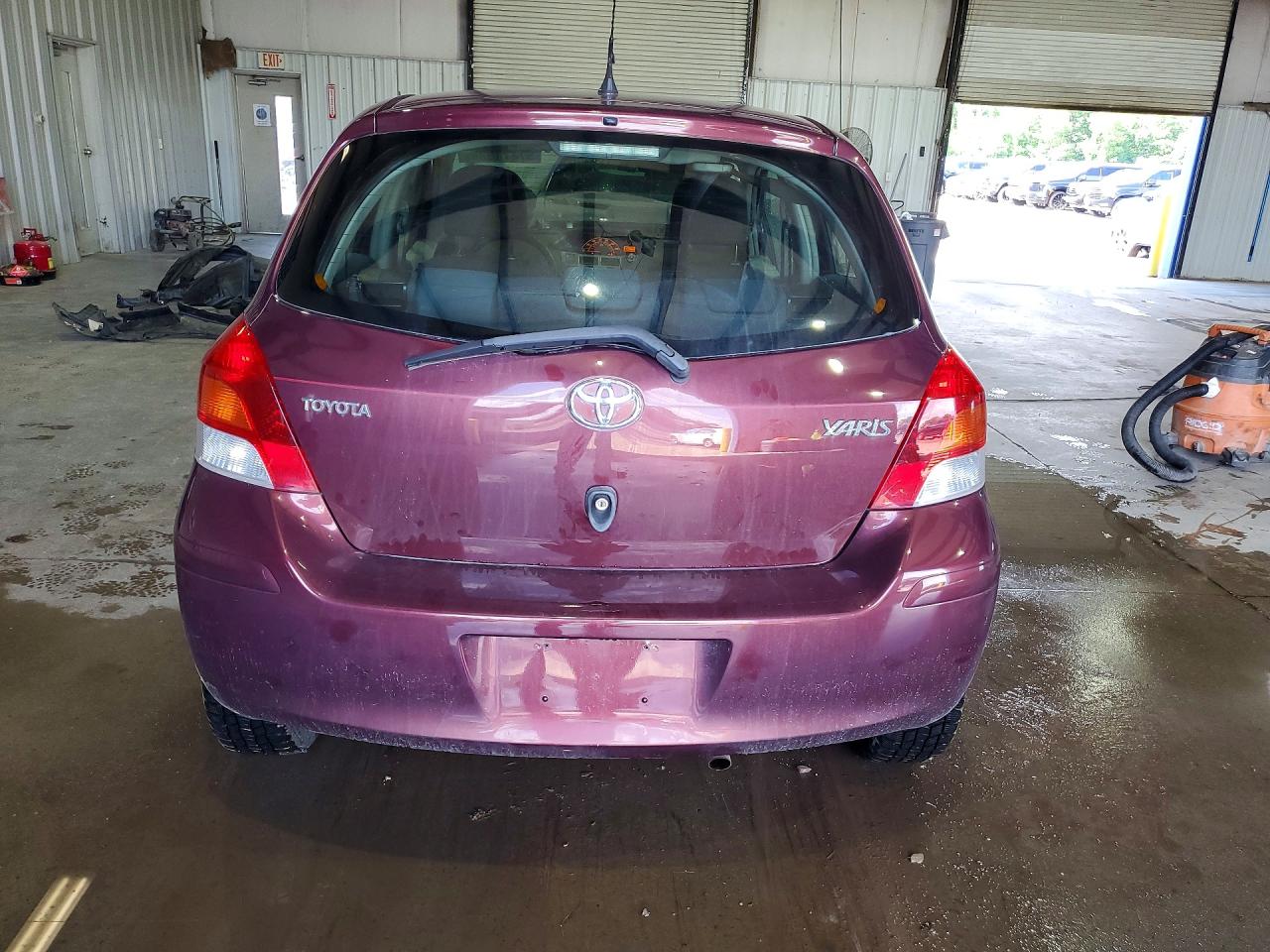 2009 Toyota Yaris Base Burgundy vin: JTDKT903595252034