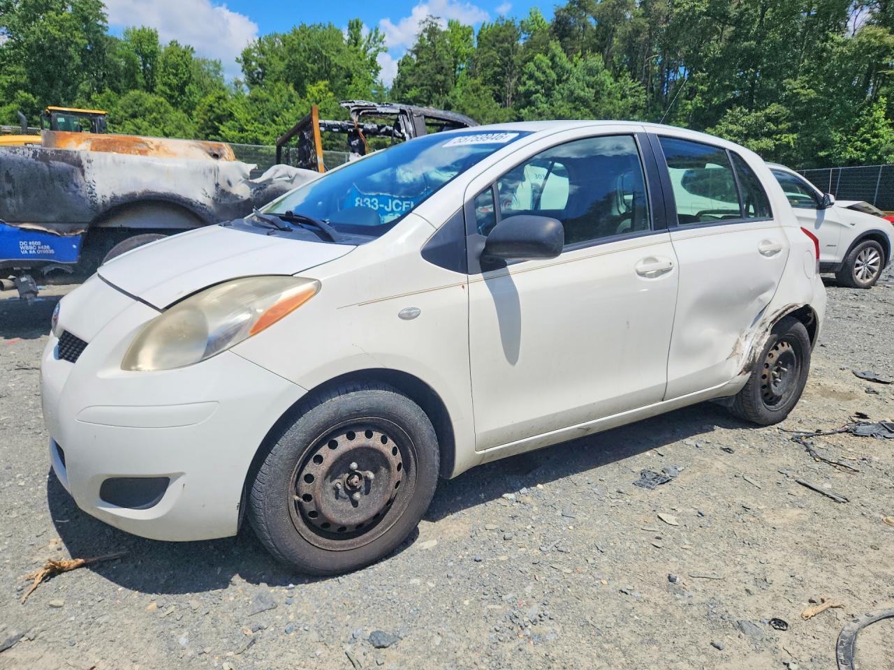 2009 Toyota Yaris Base White vin: JTDKT903695232603