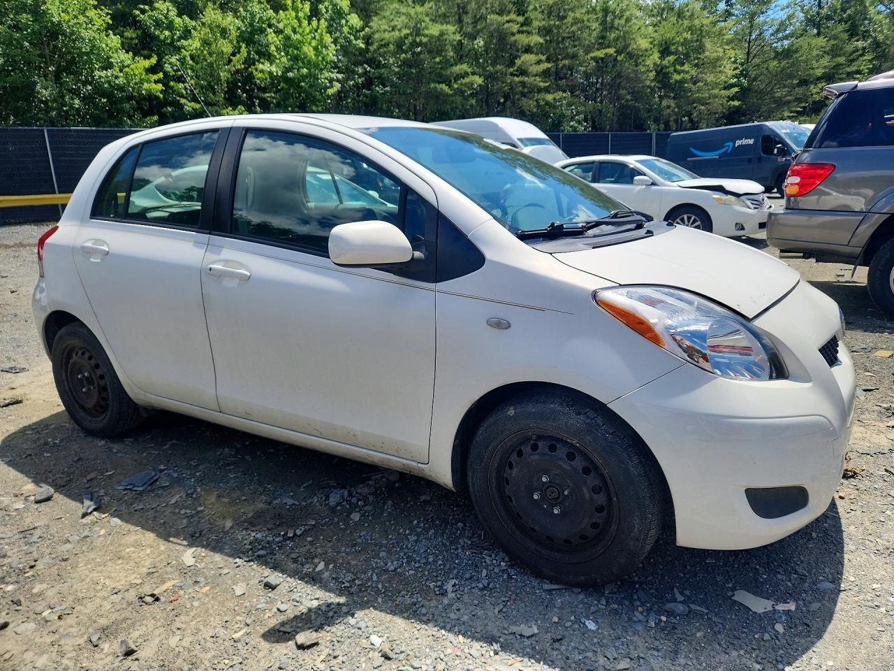 2009 Toyota Yaris Base White vin: JTDKT903695232603