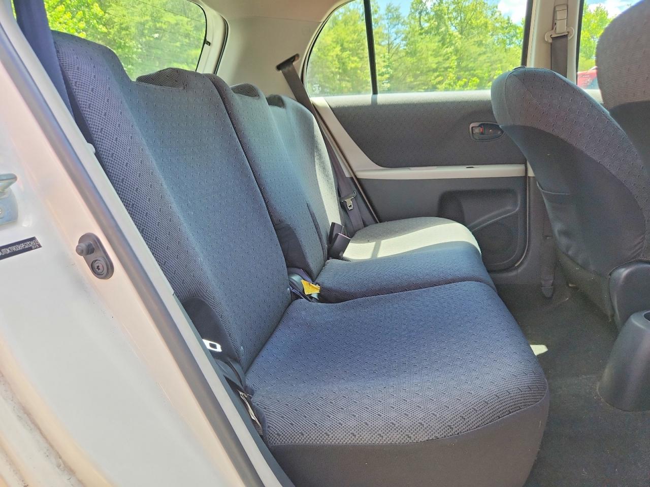 2009 Toyota Yaris Base White vin: JTDKT903695232603