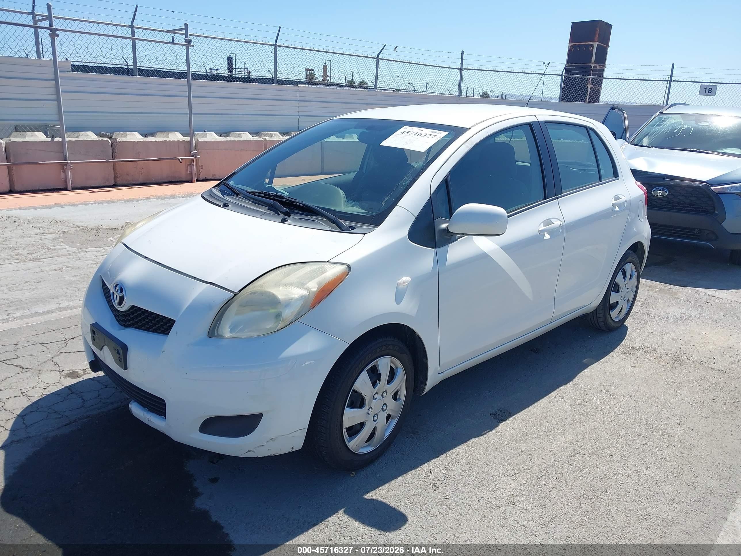 2009 Toyota Yaris   White vin: JTDKT903795245778
