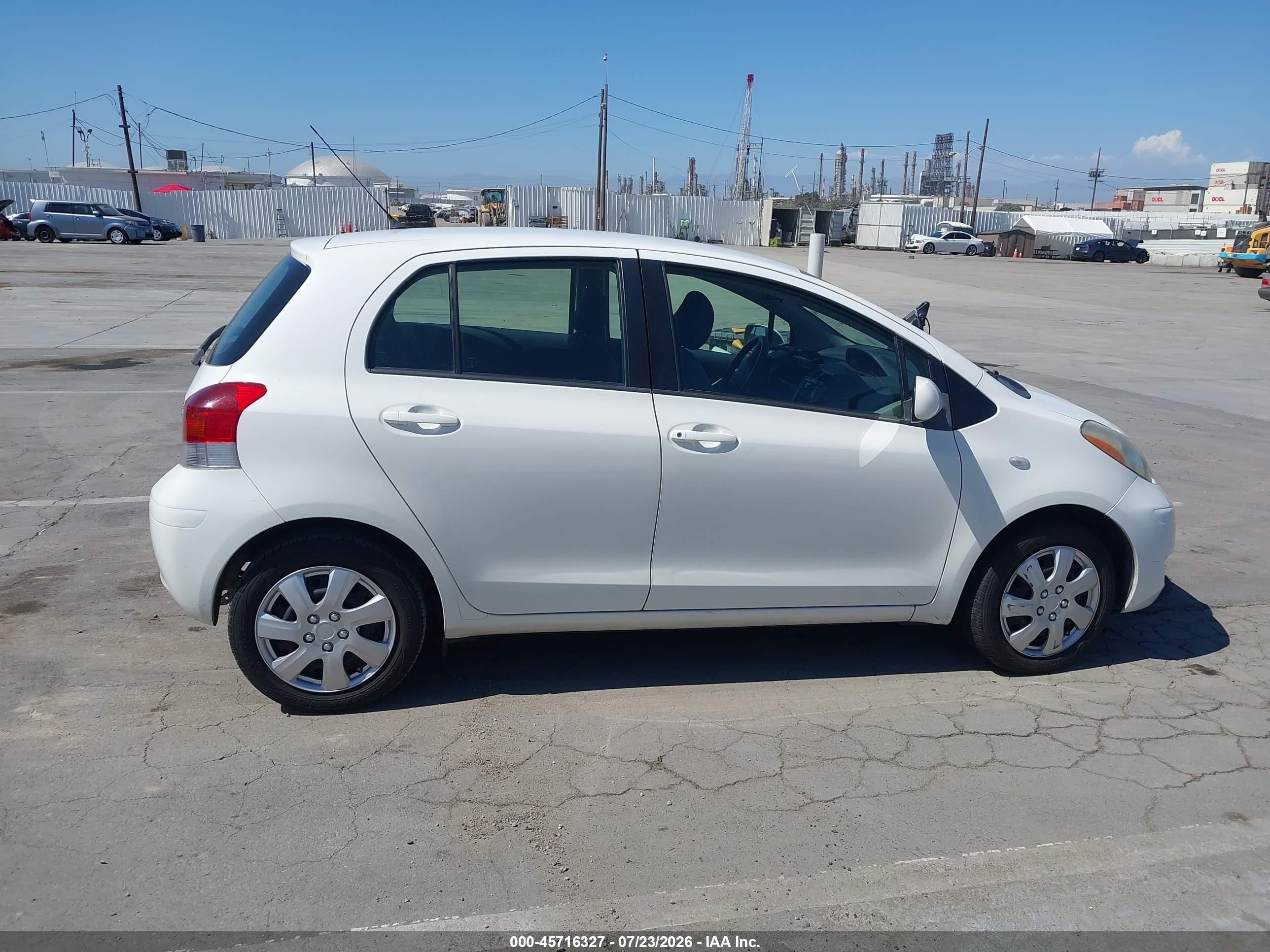 2009 Toyota Yaris   White vin: JTDKT903795245778