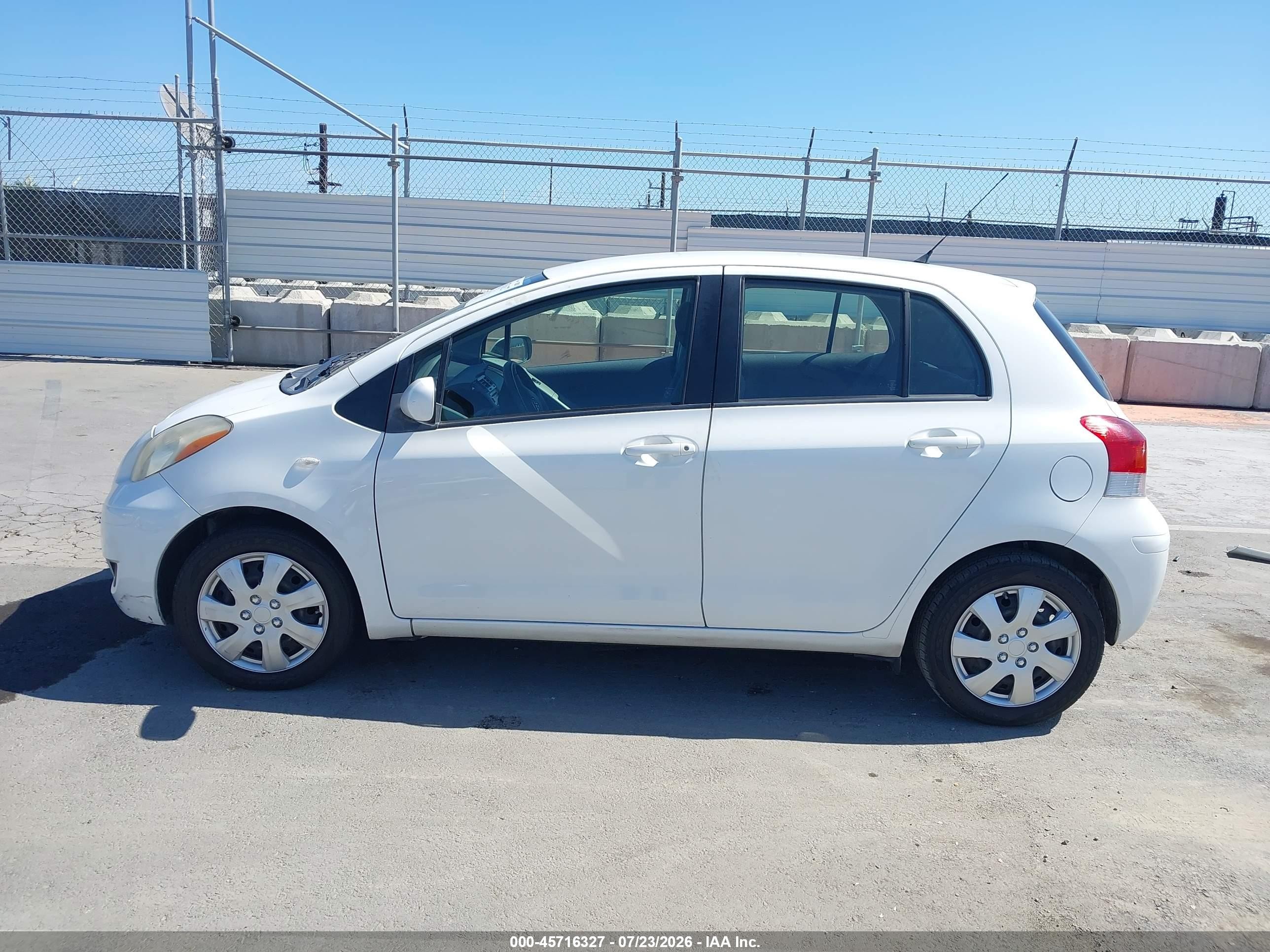 2009 Toyota Yaris   White vin: JTDKT903795245778