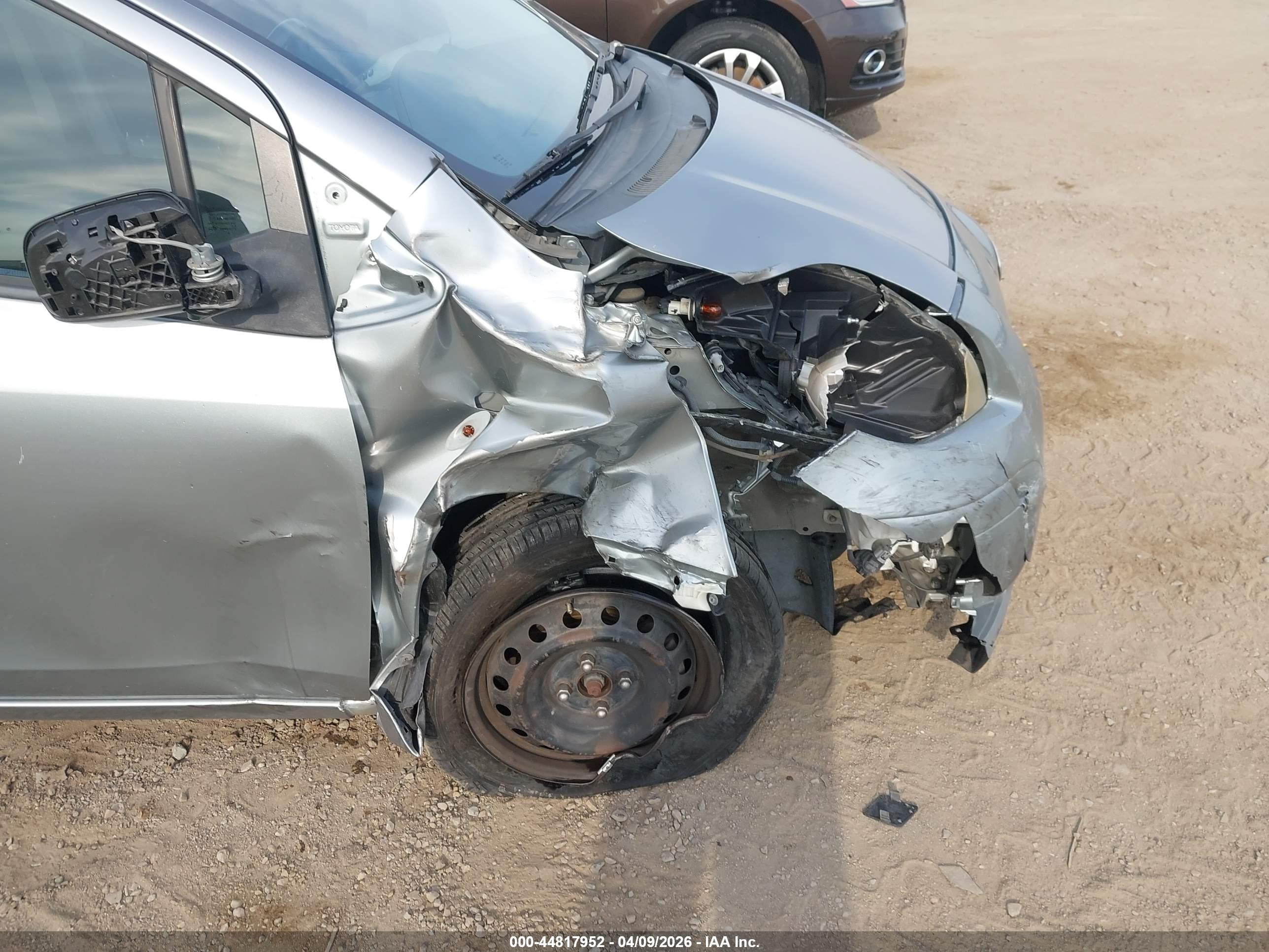 2009 Toyota Yaris   Silver vin: JTDKT903795246235