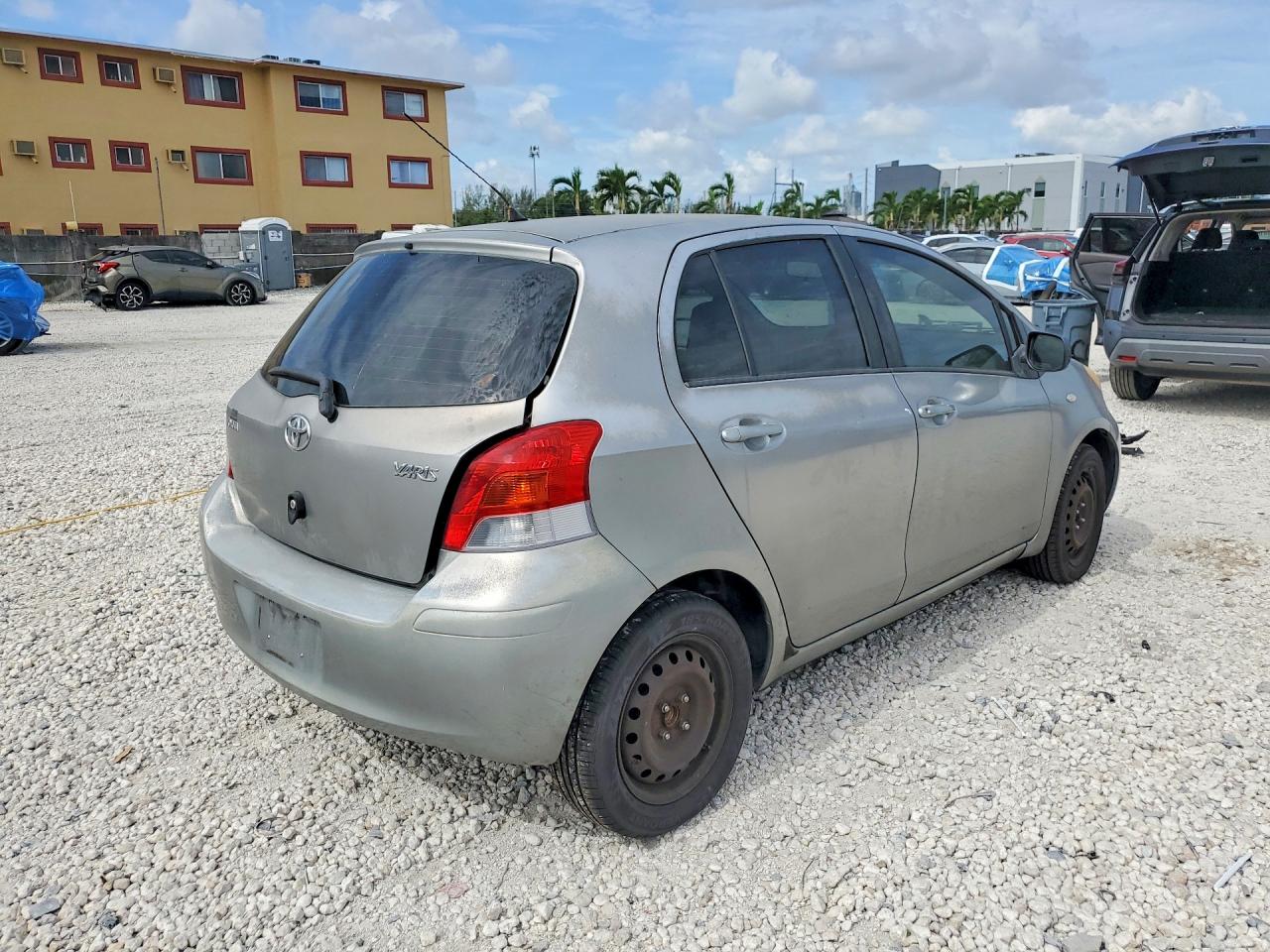 2009 Toyota Yaris Base Silver vin: JTDKT903995232823