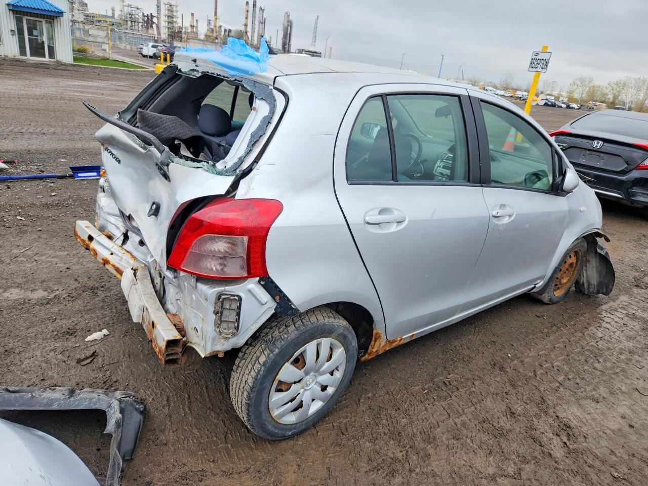 2007 Toyota Yaris Base Silver vin: JTDKT923775059779