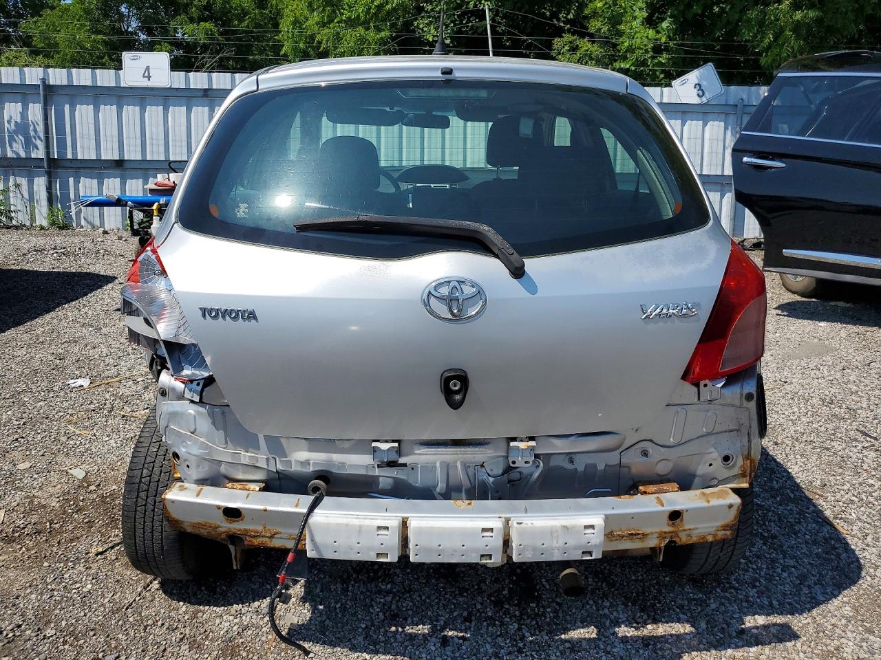 2007 Toyota Yaris Base Silver vin: JTDKT923975083209