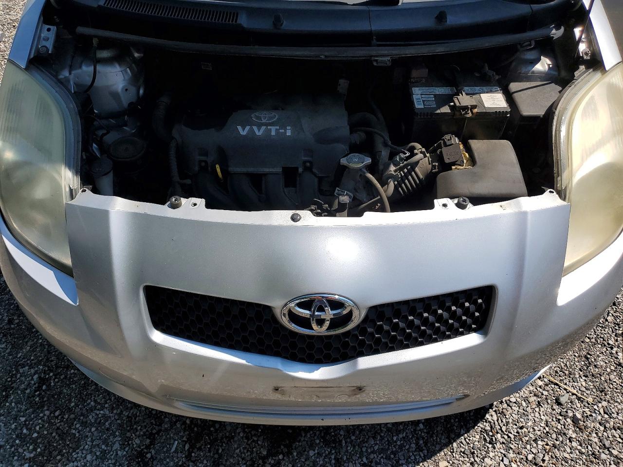 2007 Toyota Yaris Base Silver vin: JTDKT923975083209