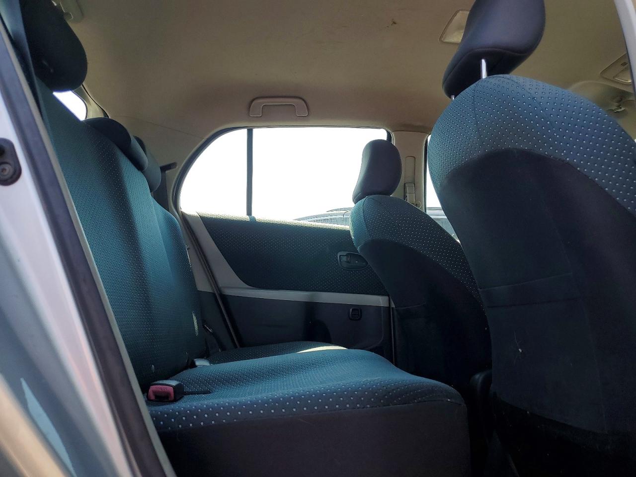 2007 Toyota Yaris Base Silver vin: JTDKT923975083209