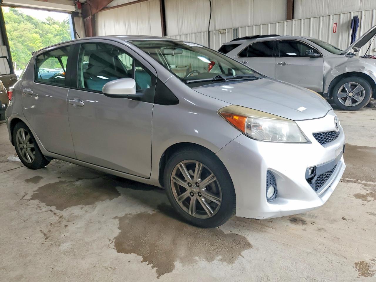 2012 Toyota Yaris 5-door Se Gray vin: JTDKTUD30CD505979
