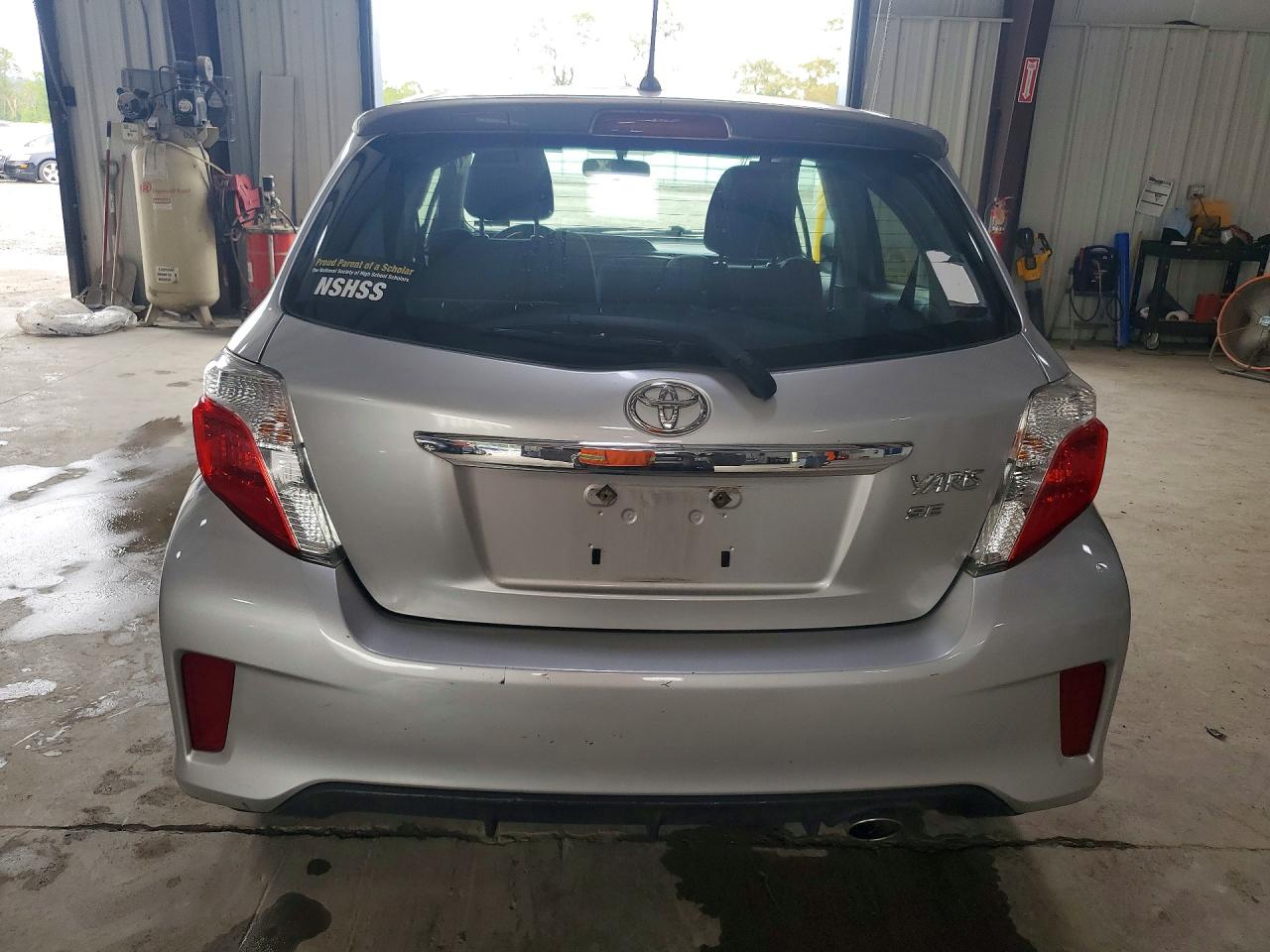 2012 Toyota Yaris 5-door Se Gray vin: JTDKTUD30CD505979