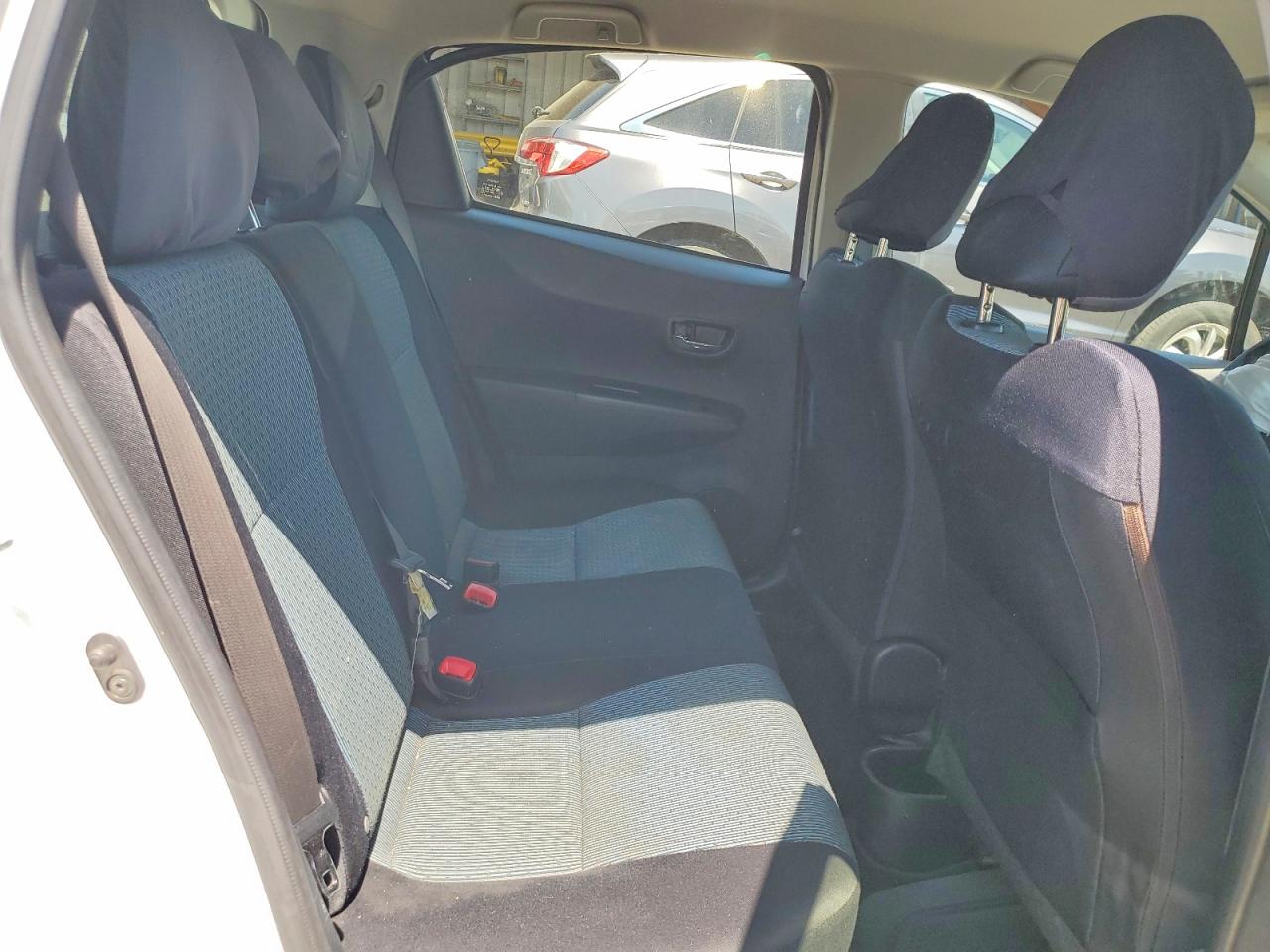 2012 Toyota Yaris 5-door Se White vin: JTDKTUD30CD516190