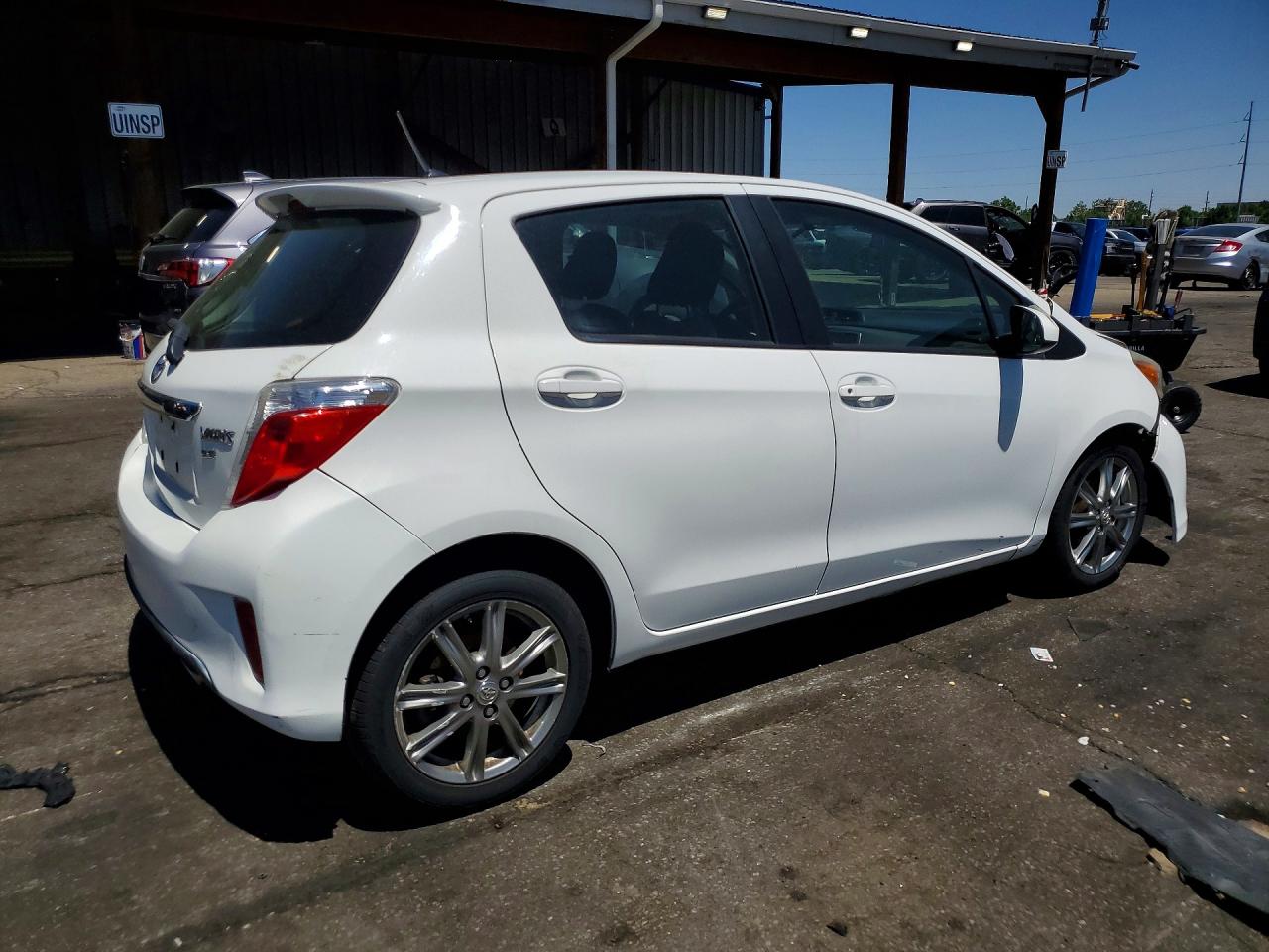 2012 Toyota Yaris 5-door Se White vin: JTDKTUD30CD516190