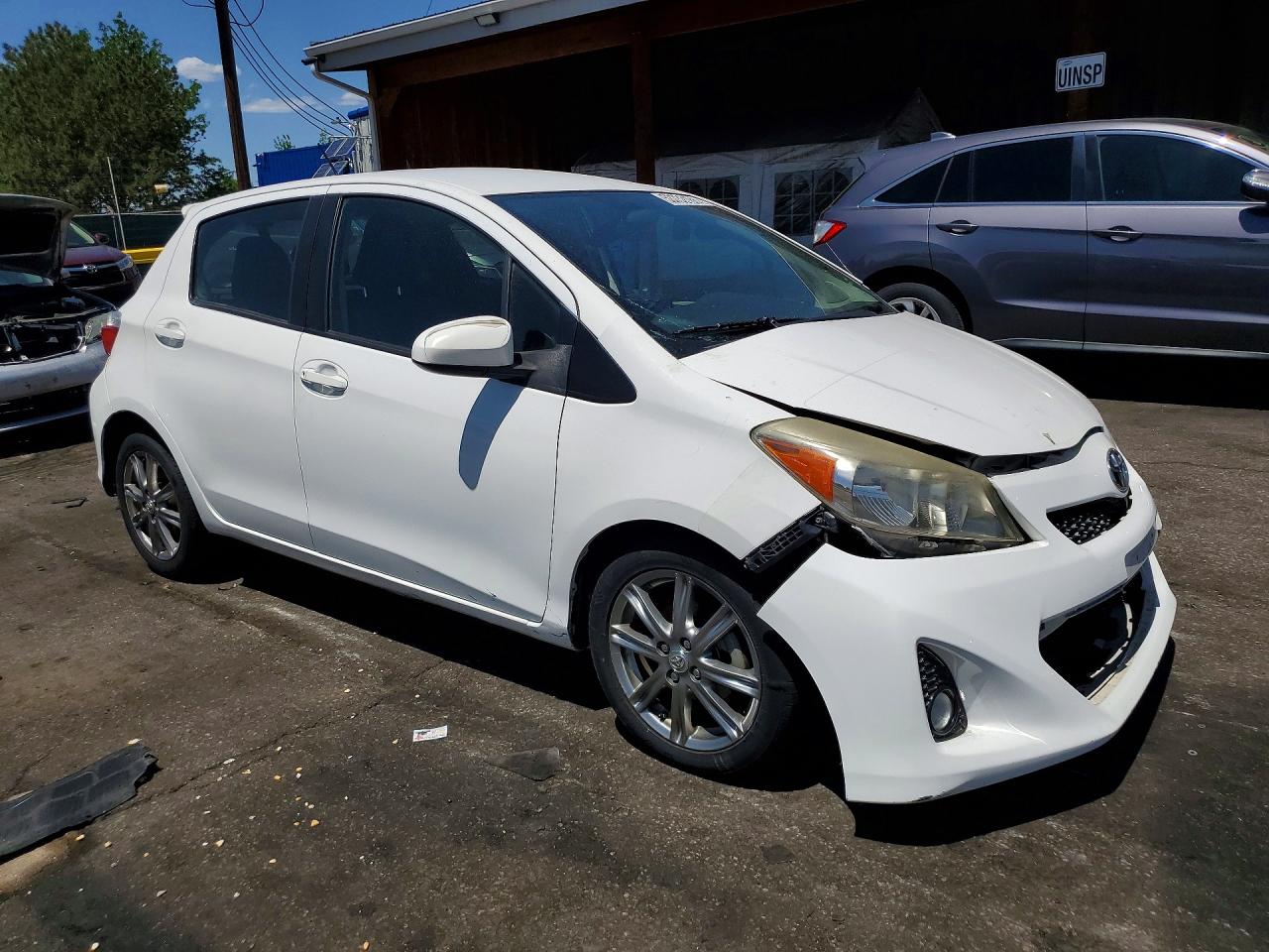 2012 Toyota Yaris 5-door Se White vin: JTDKTUD30CD516190