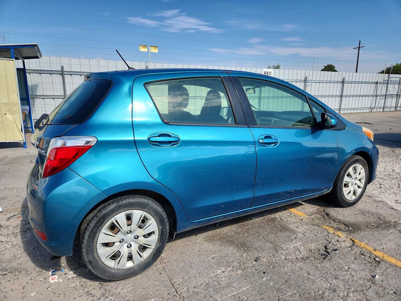 2012 Toyota Yaris 5-door L Green vin: JTDKTUD30CD517873