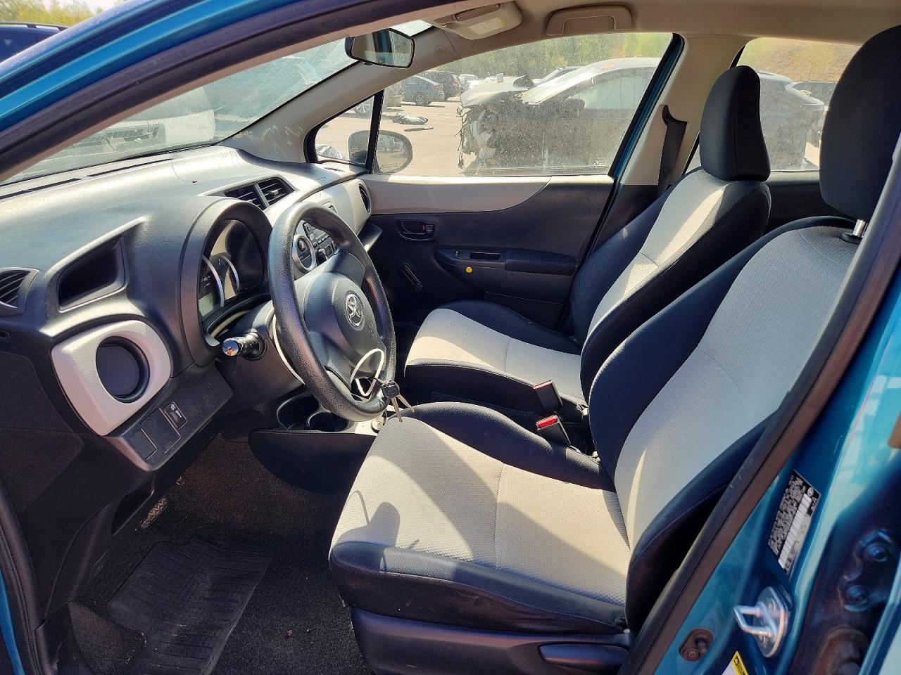 2012 Toyota Yaris 5-door L Green vin: JTDKTUD30CD517873