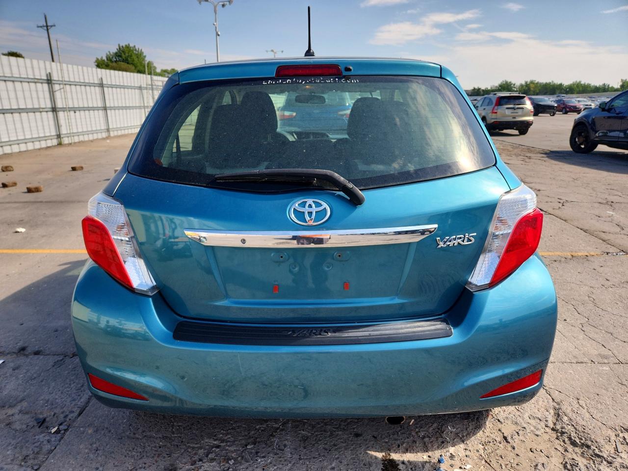 2012 Toyota Yaris 5-door L Green vin: JTDKTUD30CD517873