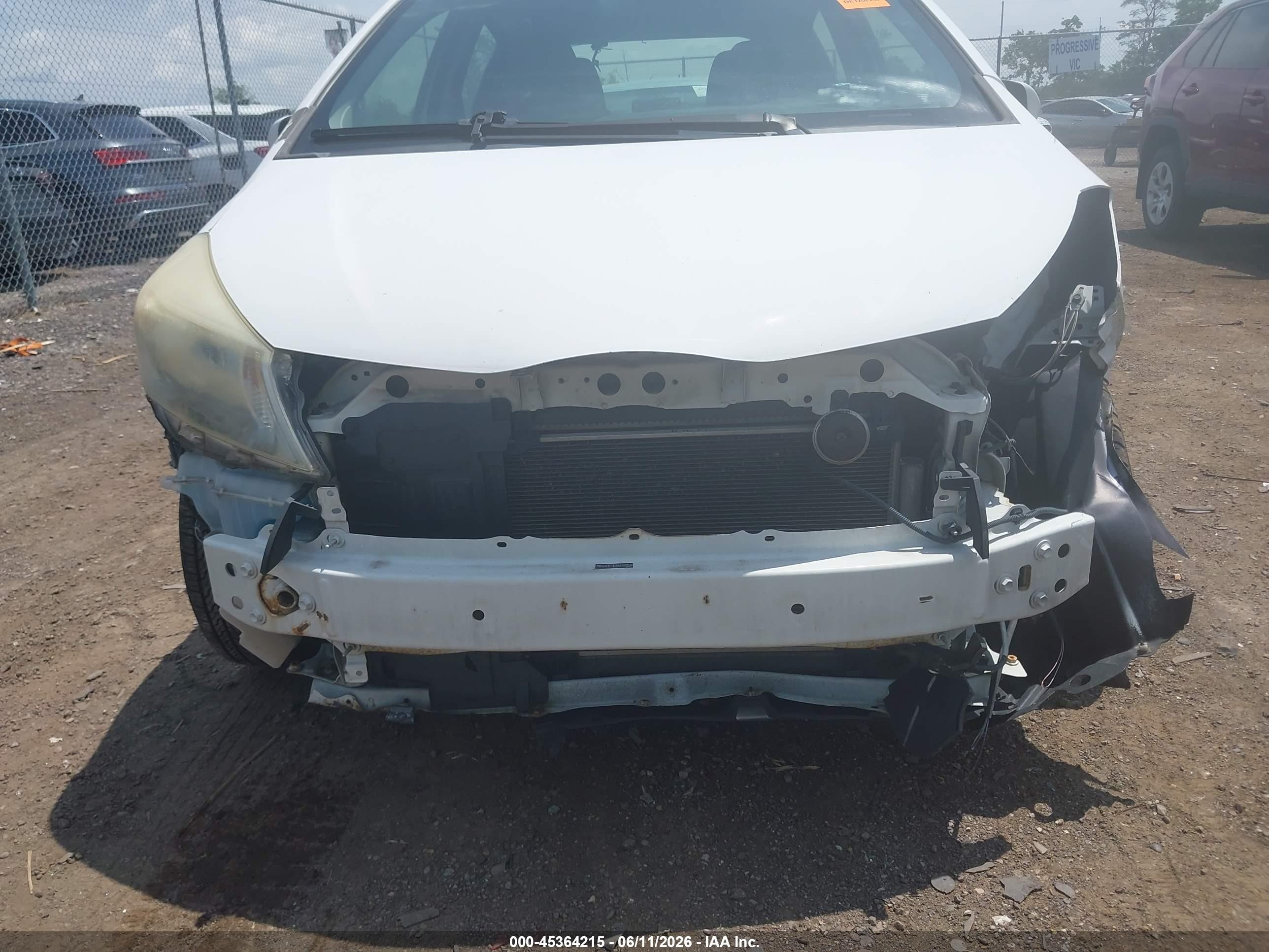2012 Toyota Yaris Le White vin: JTDKTUD30CD523544