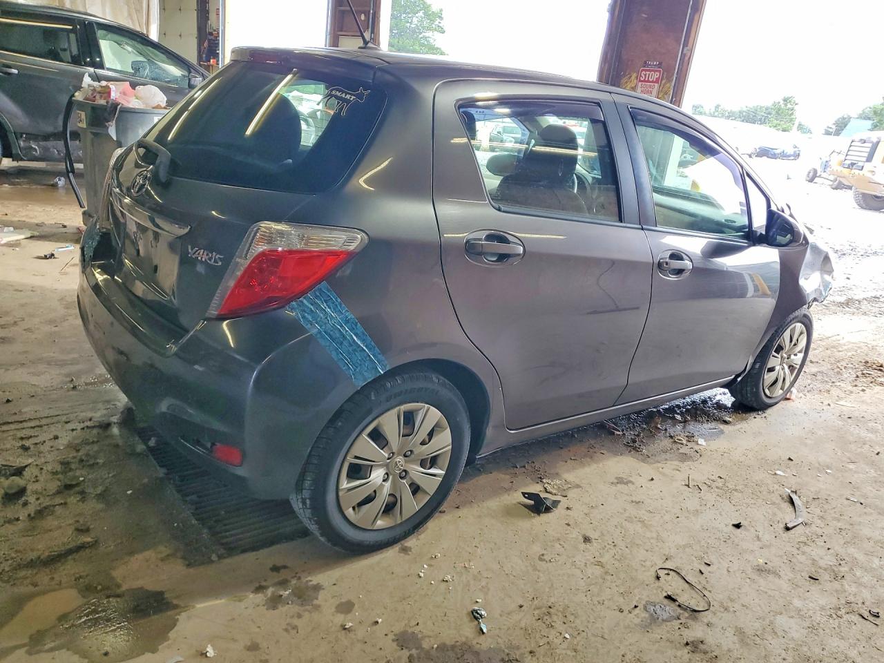 2012 Toyota Yaris 5-door L Gray vin: JTDKTUD30CD526119