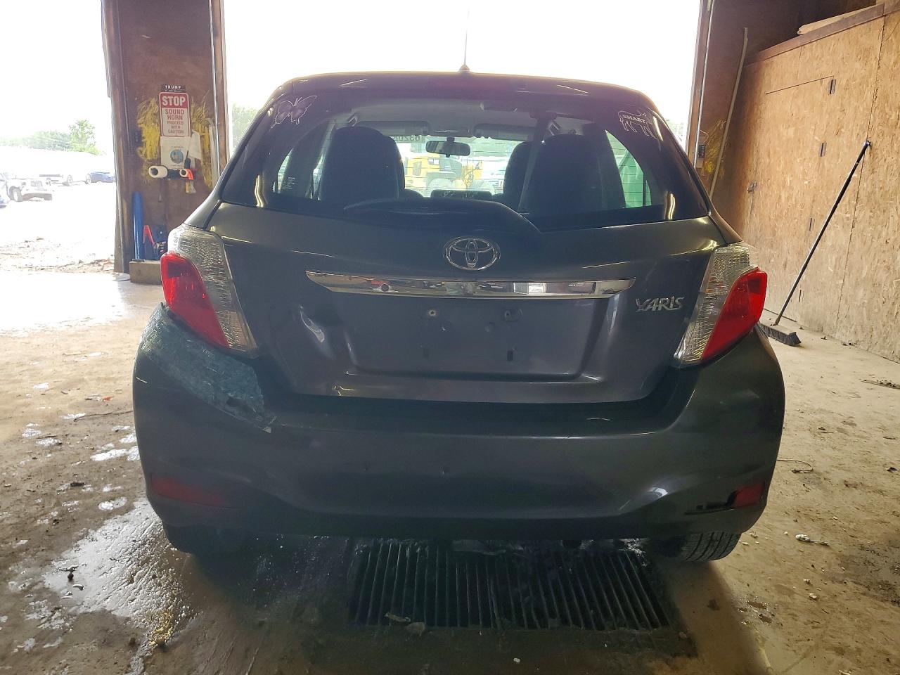 2012 Toyota Yaris 5-door L Gray vin: JTDKTUD30CD526119