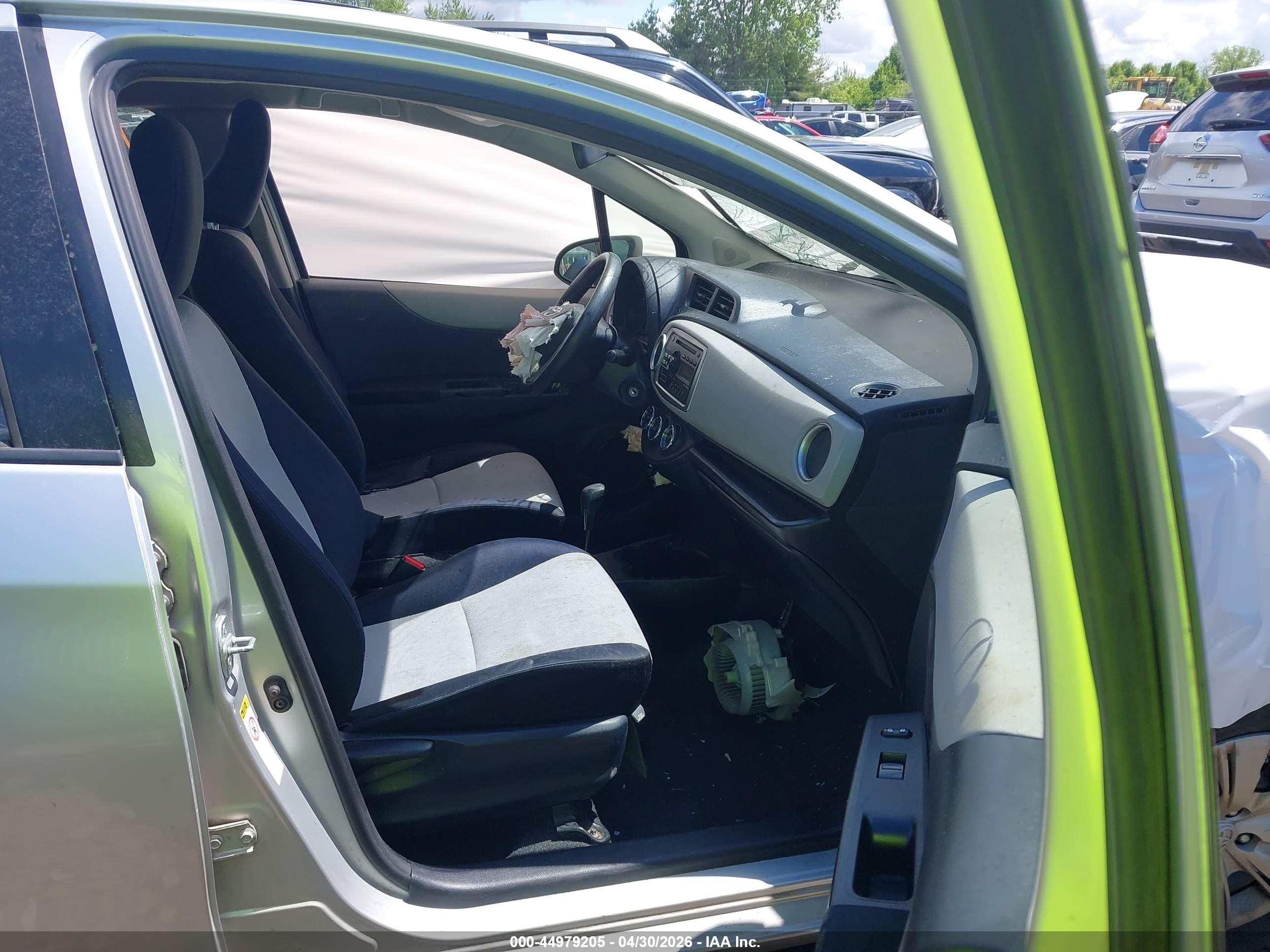 2012 Toyota Yaris Le Серебряный vin: JTDKTUD30CD527206