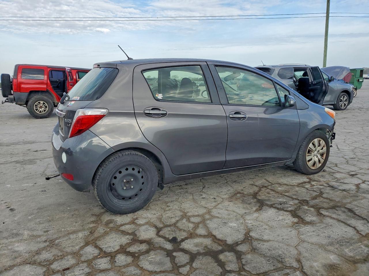 2013 Toyota Yaris 5-door Le Gray vin: JTDKTUD30DD547859