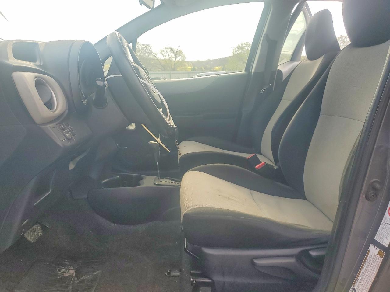 2013 Toyota Yaris 5-door Le Gray vin: JTDKTUD30DD547859