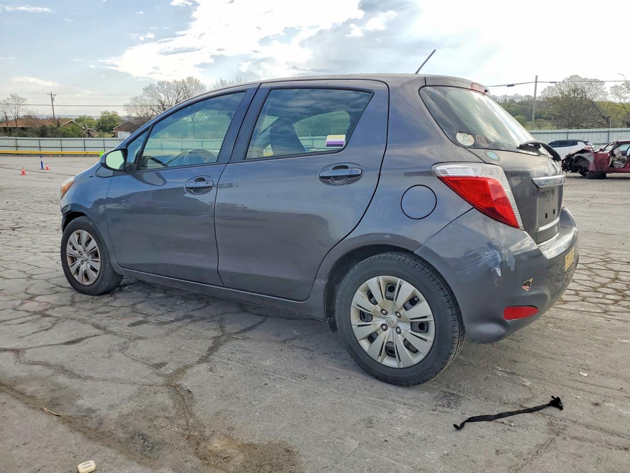 2013 Toyota Yaris 5-door Le Gray vin: JTDKTUD30DD547859