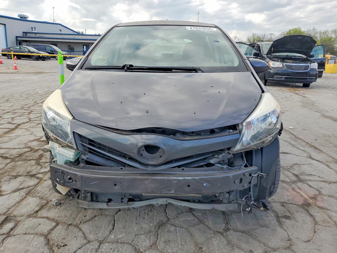 2013 Toyota Yaris 5-door Le Gray vin: JTDKTUD30DD547859