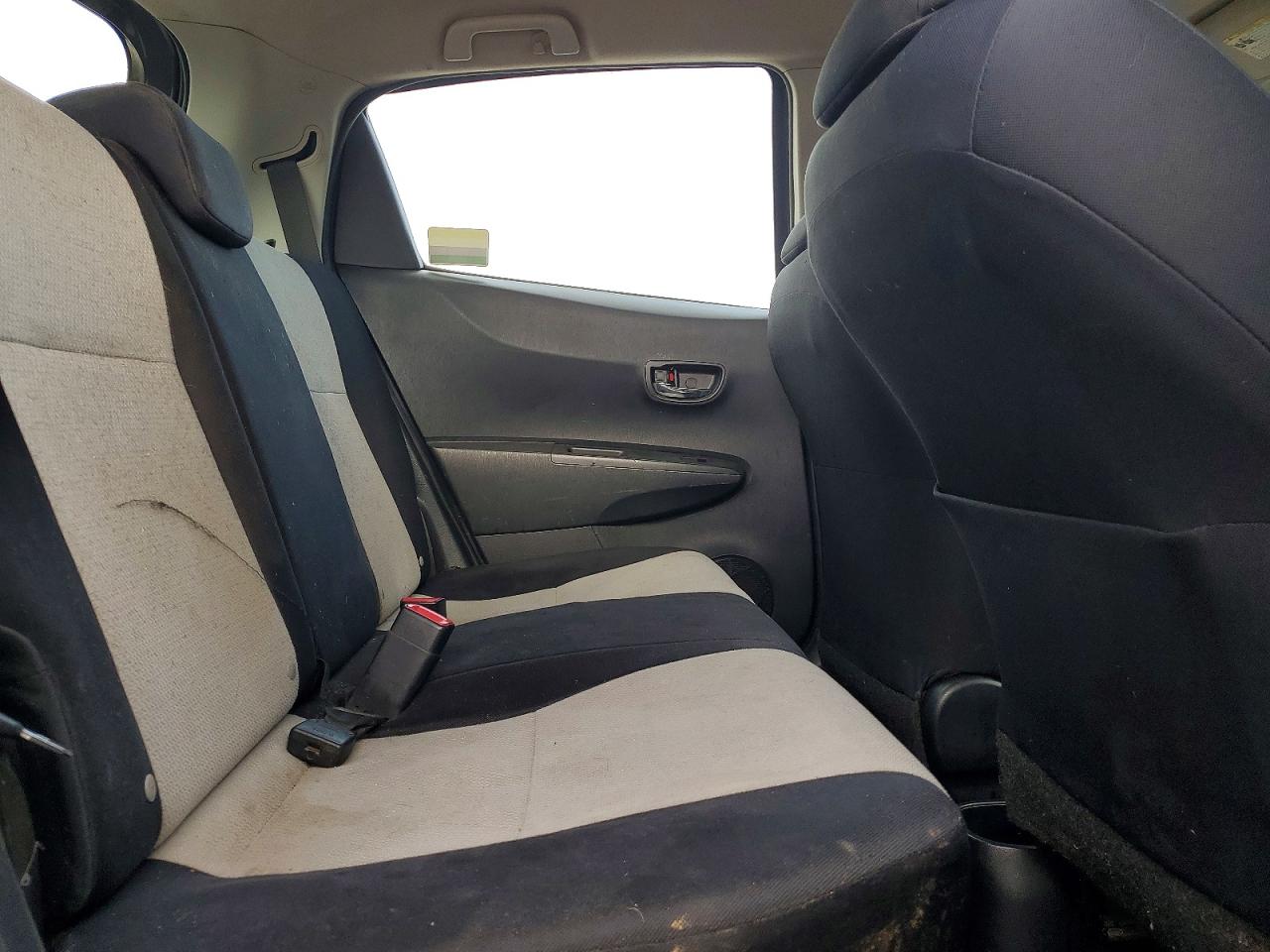 2013 Toyota Yaris 5-door Le Gray vin: JTDKTUD30DD547859