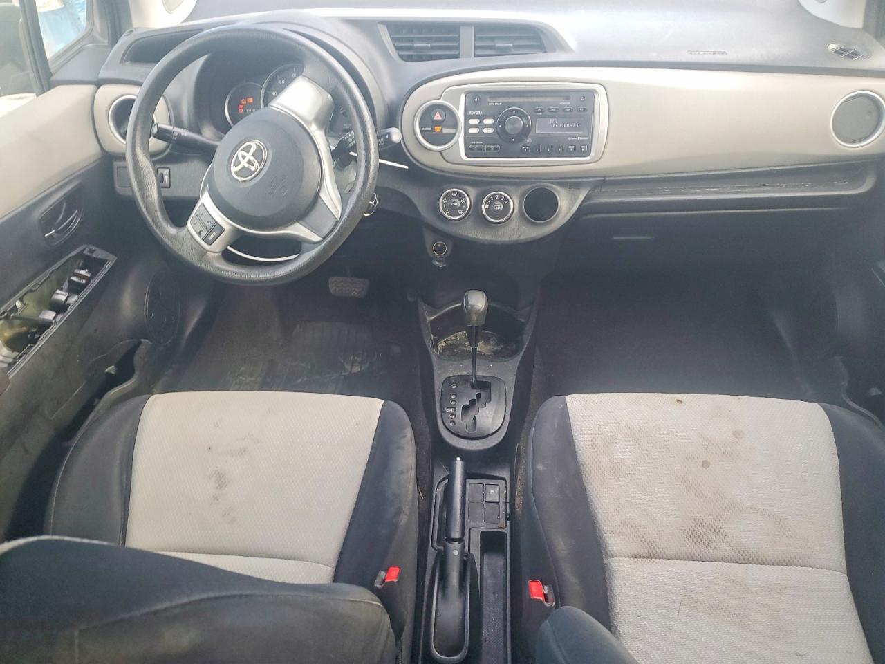 2013 Toyota Yaris 5-door Le Gray vin: JTDKTUD30DD547859