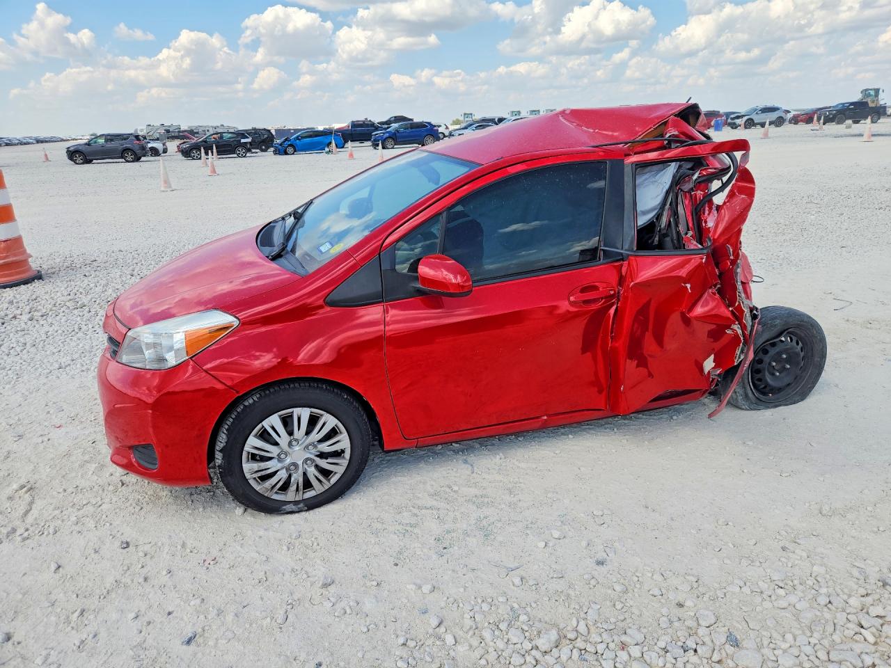 2013 Toyota Yaris 5-door Le Red vin: JTDKTUD30DD548140