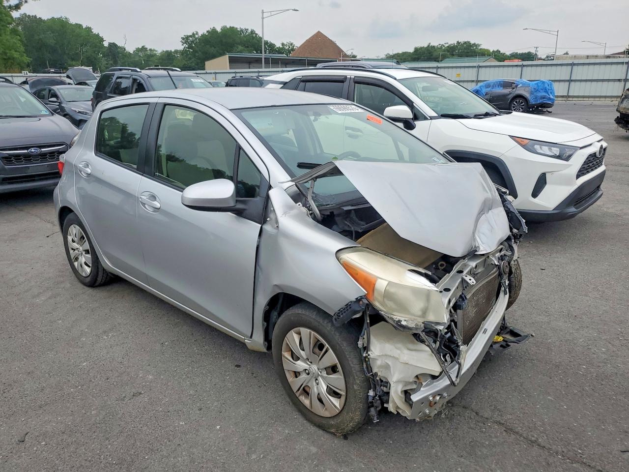 2013 Toyota Yaris 5-door Le Silver vin: JTDKTUD30DD569974