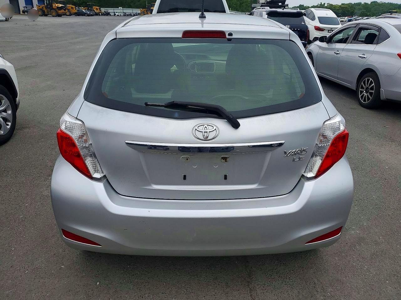 2013 Toyota Yaris 5-door Le Silver vin: JTDKTUD30DD569974