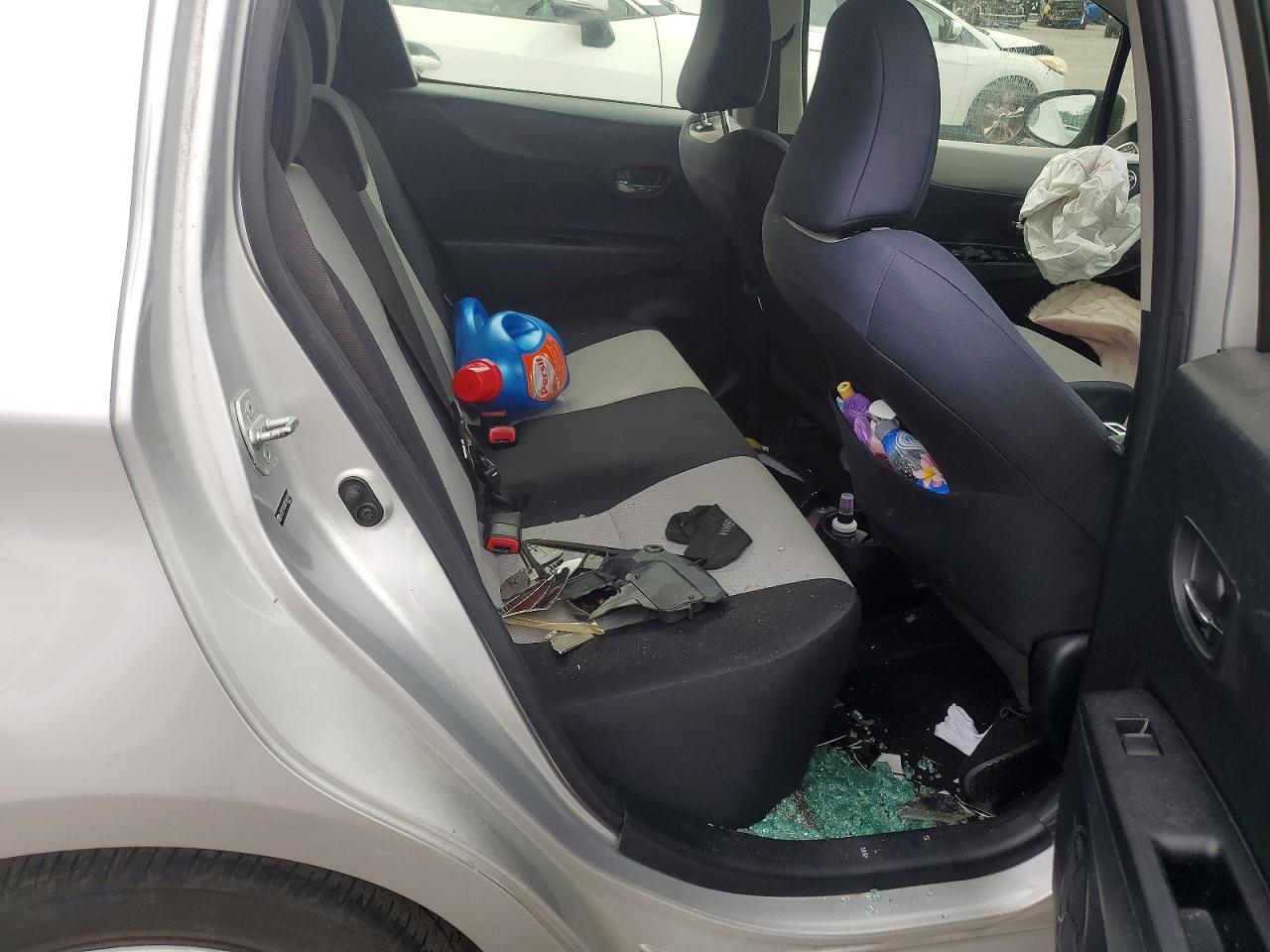 2013 Toyota Yaris 5-door Le Silver vin: JTDKTUD30DD569974