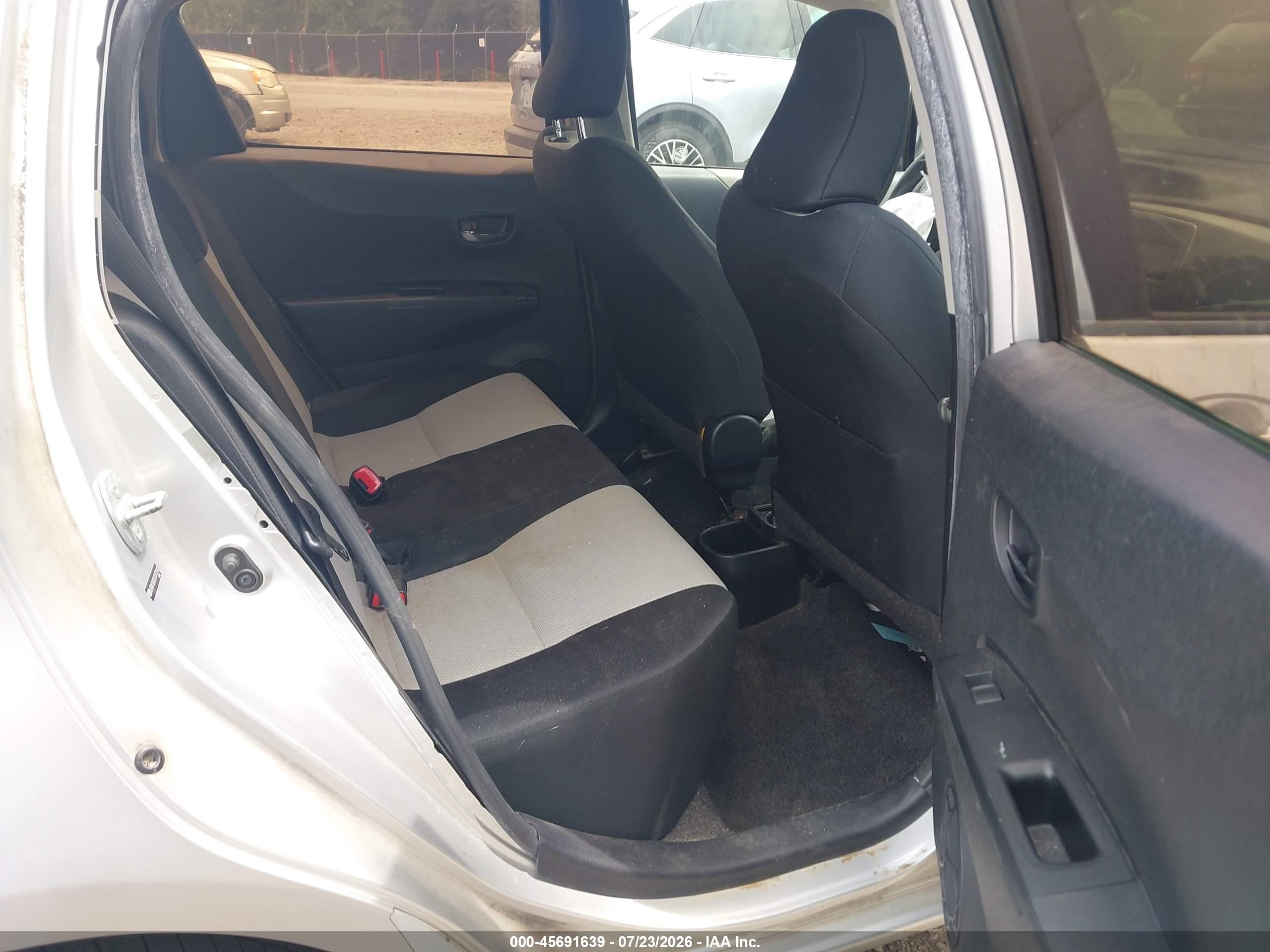 2014 Toyota Yaris Le (tmc/cbu Plant) Silver vin: JTDKTUD31ED577180