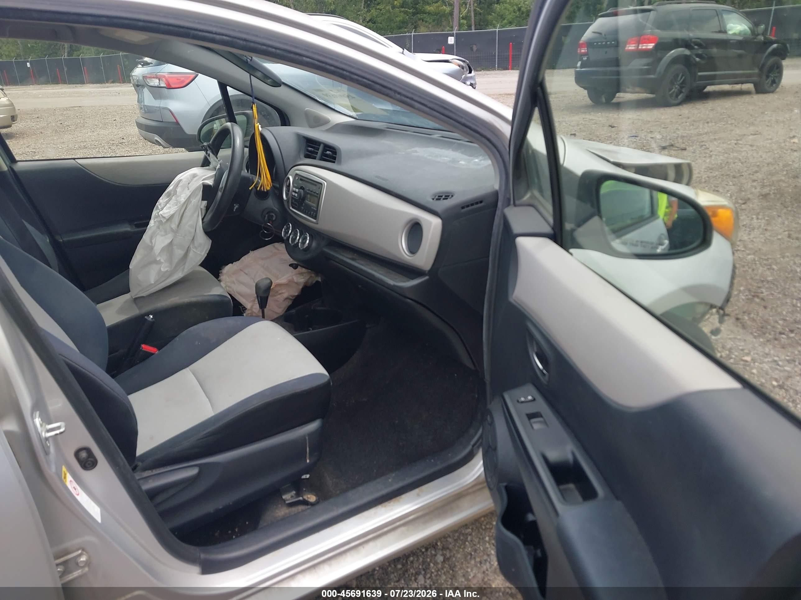 2014 Toyota Yaris Le (tmc/cbu Plant) Silver vin: JTDKTUD31ED577180