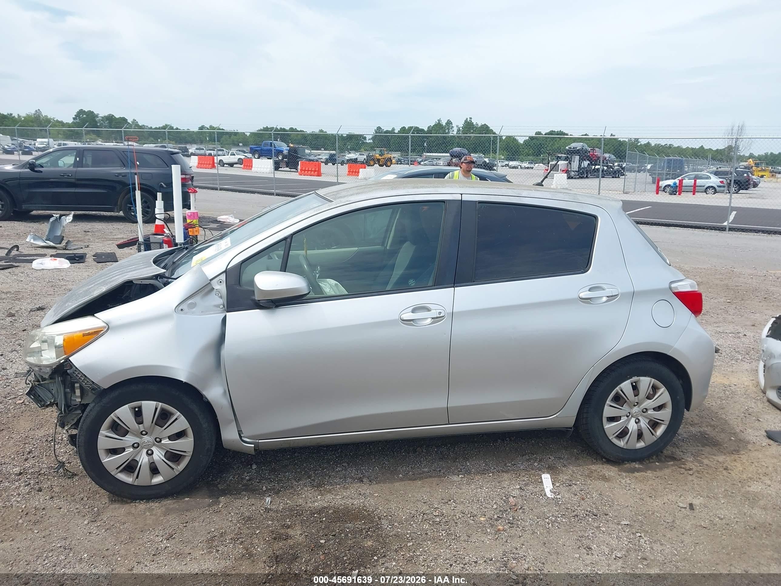 2014 Toyota Yaris Le (tmc/cbu Plant) Silver vin: JTDKTUD31ED577180
