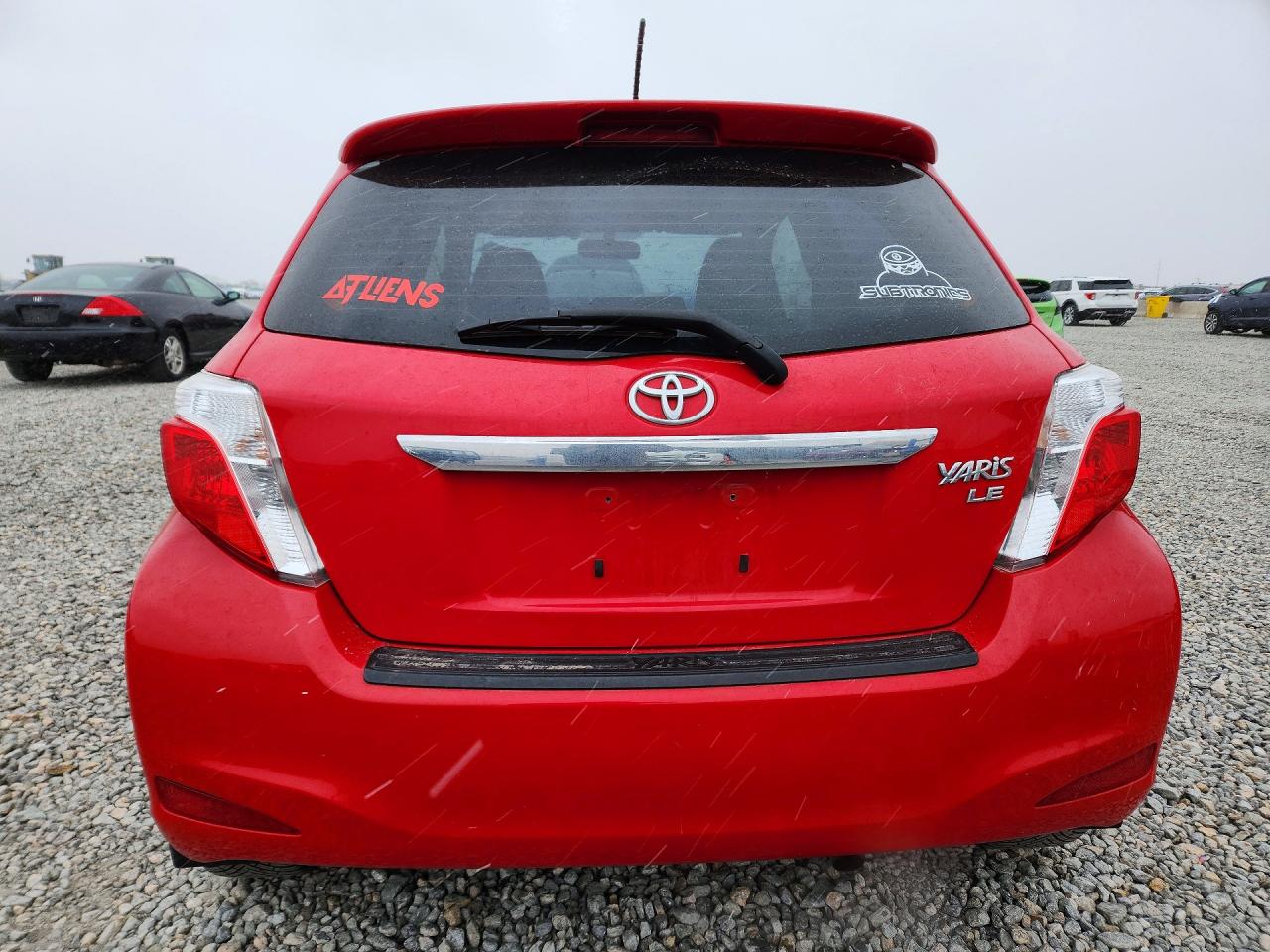 2014 Toyota Yaris 5-door Le Red vin: JTDKTUD31ED581620