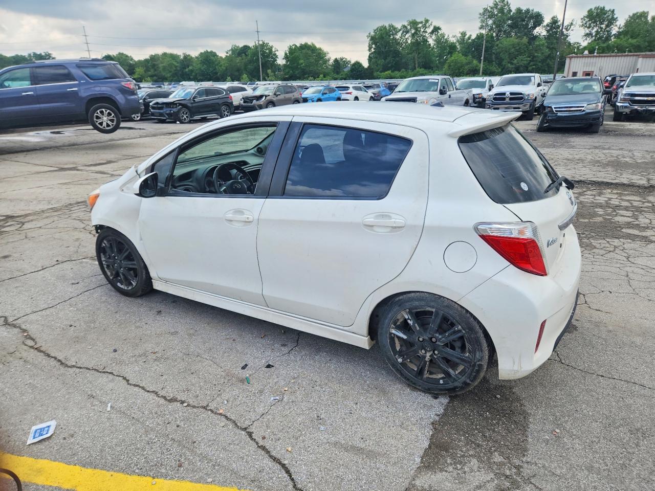 2012 Toyota Yaris 5-door Se White vin: JTDKTUD32CD505725