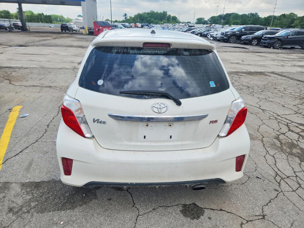 2012 Toyota Yaris 5-door Se White vin: JTDKTUD32CD505725