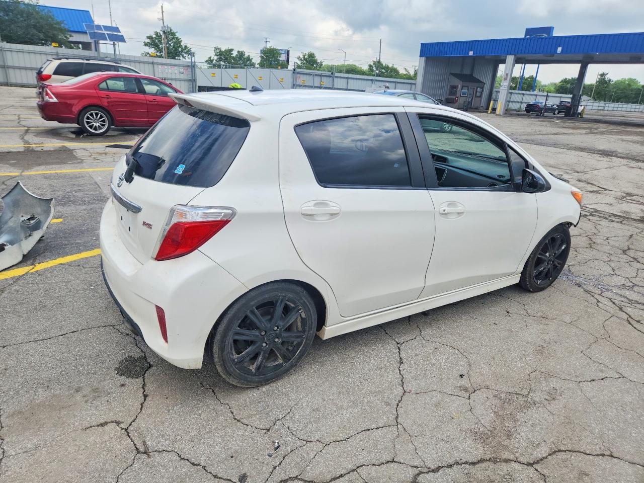 2012 Toyota Yaris 5-door Se White vin: JTDKTUD32CD505725