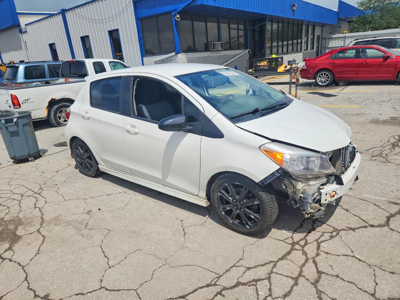 2012 Toyota Yaris 5-door Se White vin: JTDKTUD32CD505725