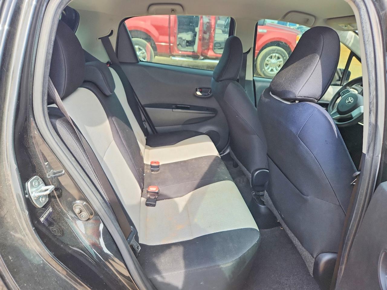 2012 Toyota Yaris 5-door Le Black vin: JTDKTUD32CD514070