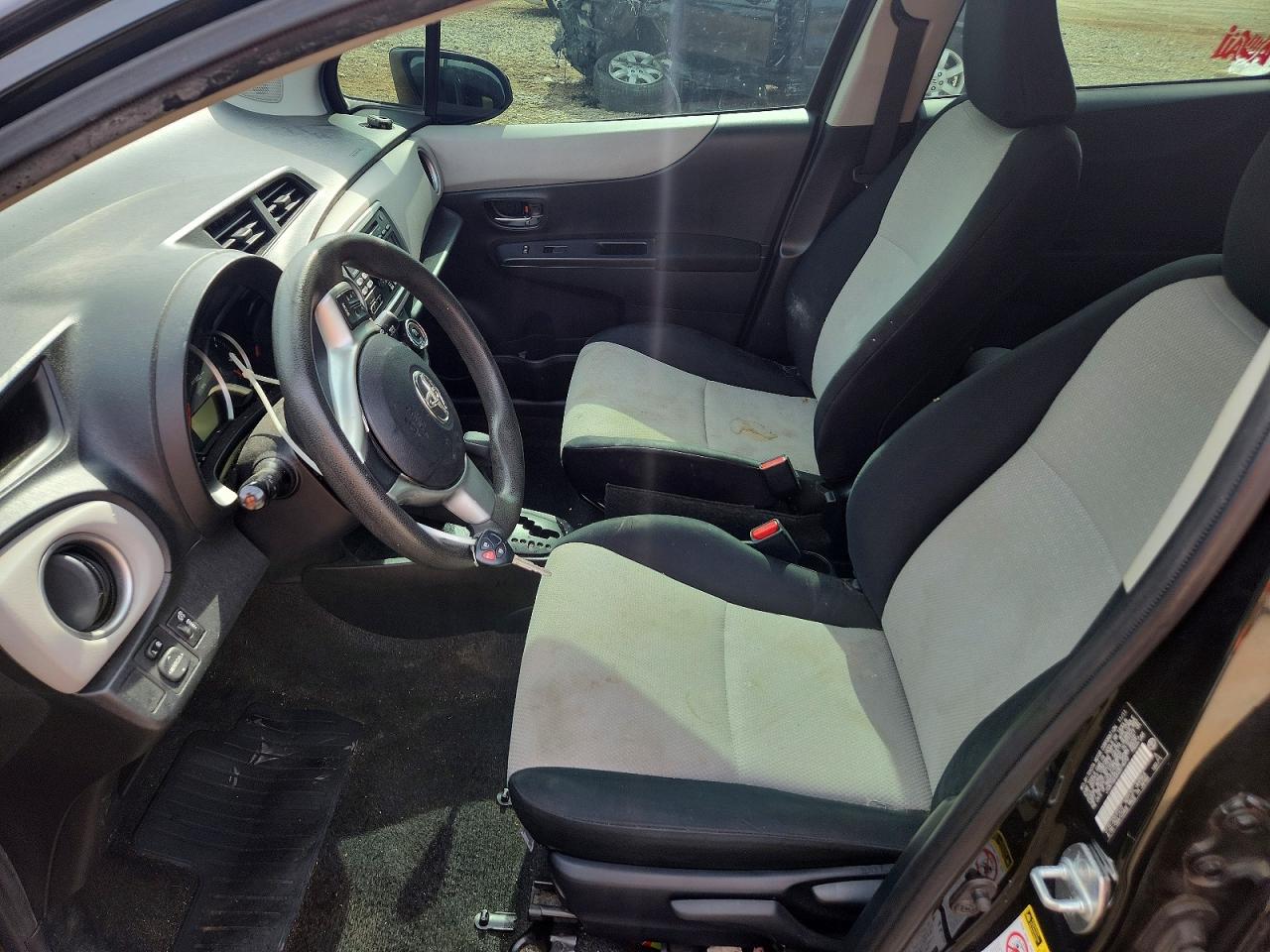 2012 Toyota Yaris 5-door Le Black vin: JTDKTUD32CD514070