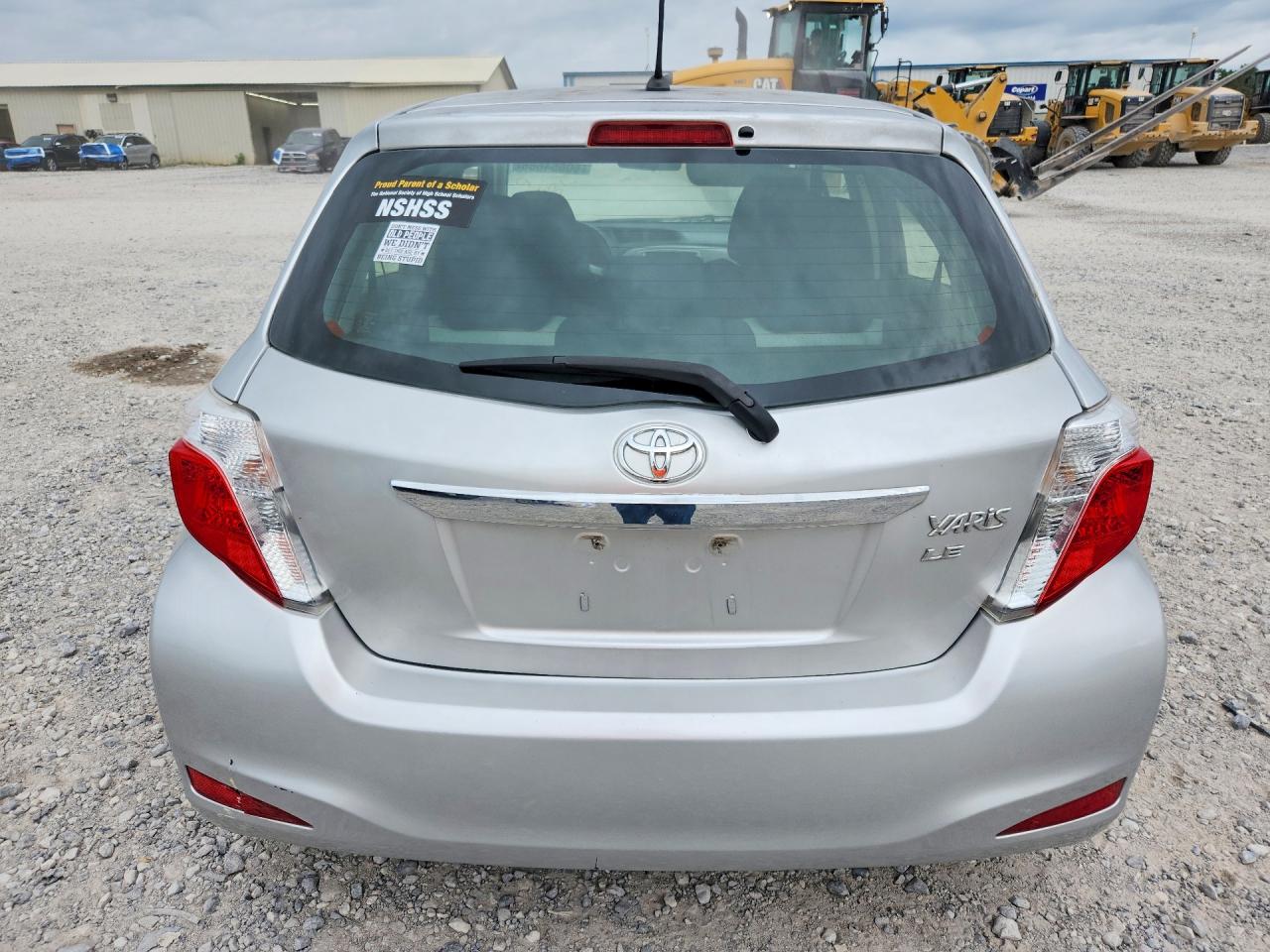 2012 Toyota Yaris 5-door Le Silver vin: JTDKTUD32CD517437