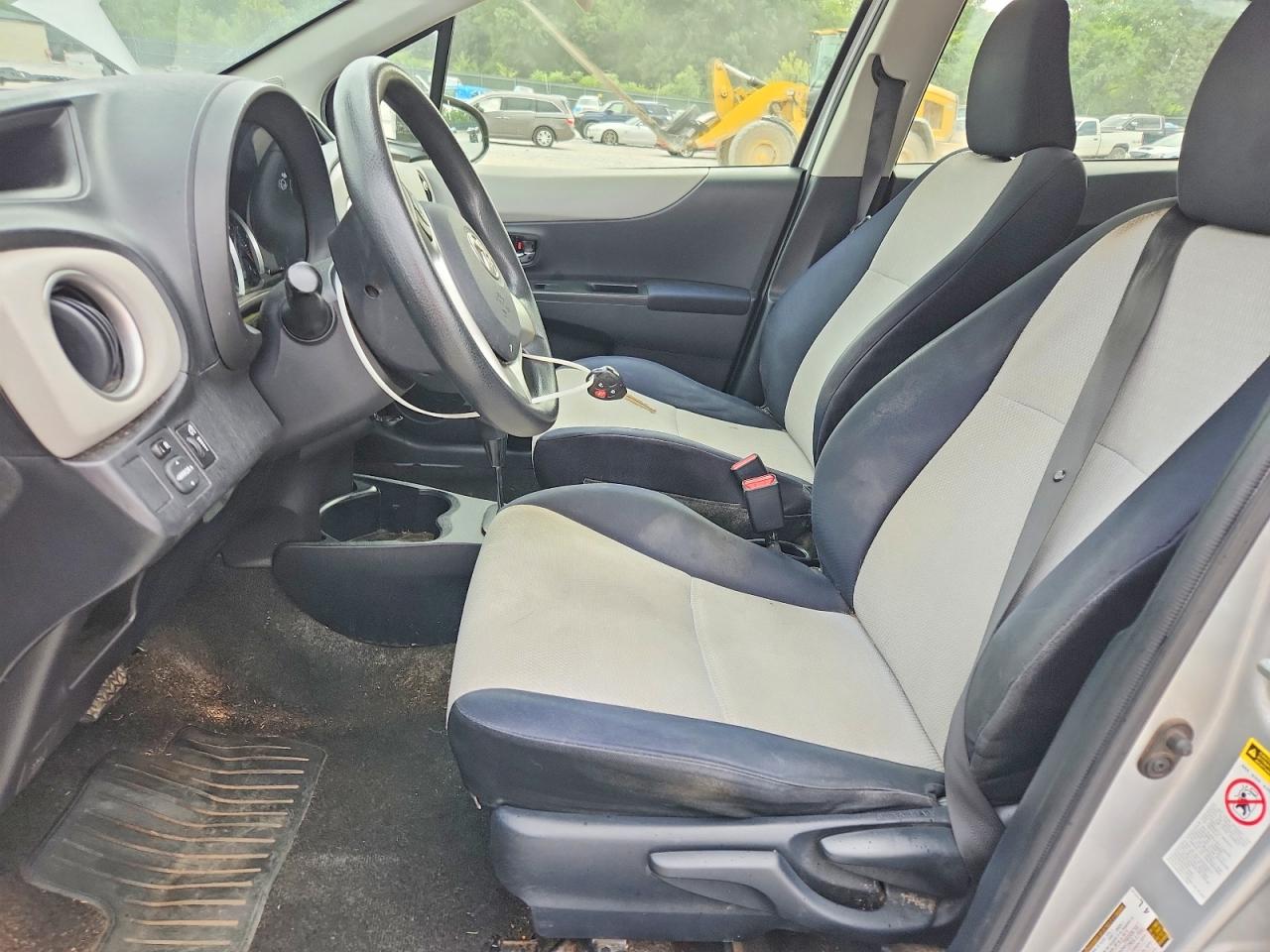 2012 Toyota Yaris 5-door Le Silver vin: JTDKTUD32CD517437