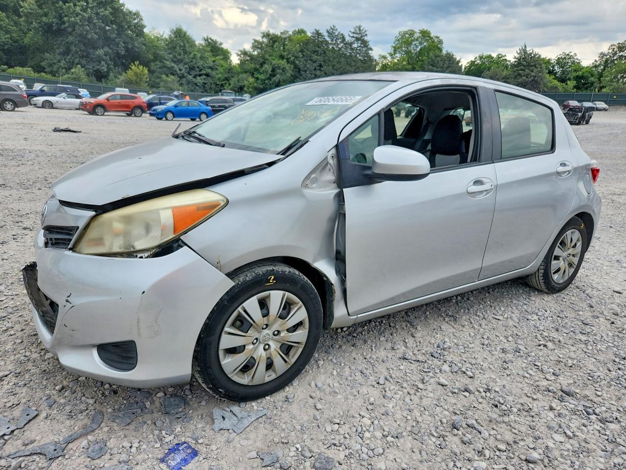 2012 Toyota Yaris 5-door Le Silver vin: JTDKTUD32CD517437